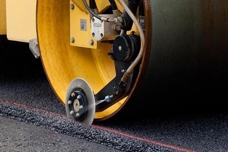 Am Fahrbahnrand wird der Asphalt säuberlich abgeschnitten. (Bild: Straßen NRW)