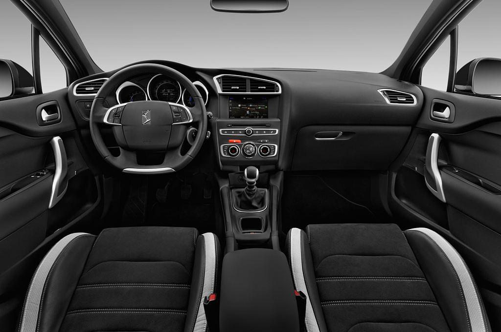 DS DS4 (Baujahr 2017) Opera Blue 5 Türen Cockpit und Innenraum