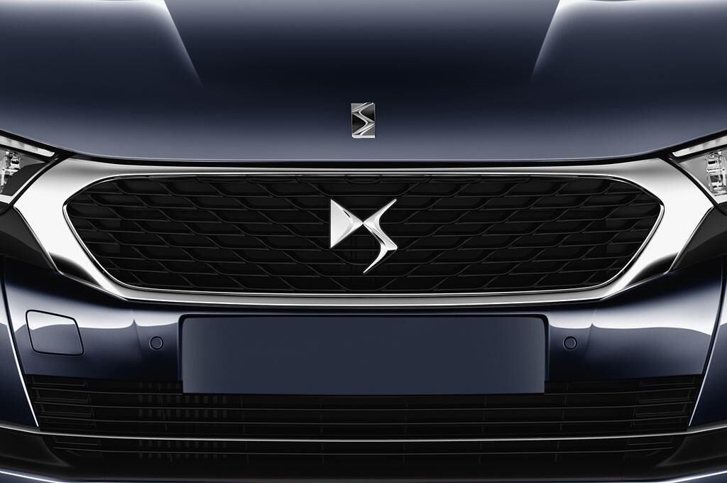 DS DS4 (Baujahr 2017) Opera Blue 5 Türen Kühlergrill und Scheinwerfer