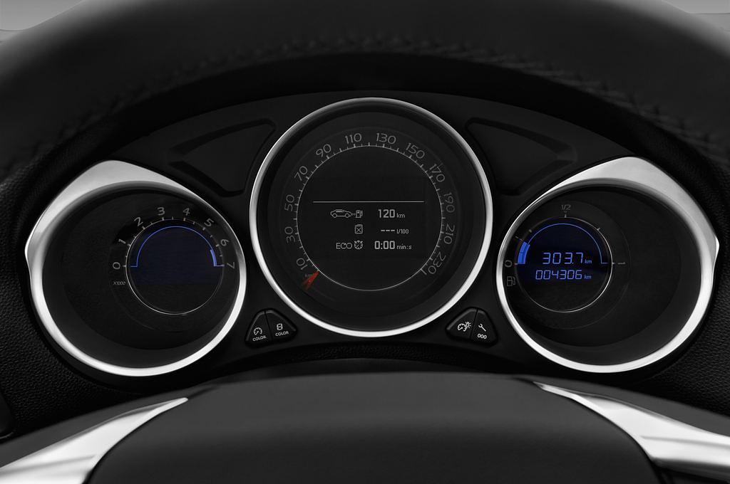 DS DS4 (Baujahr 2017) Opera Blue 5 Türen Tacho und Fahrerinstrumente