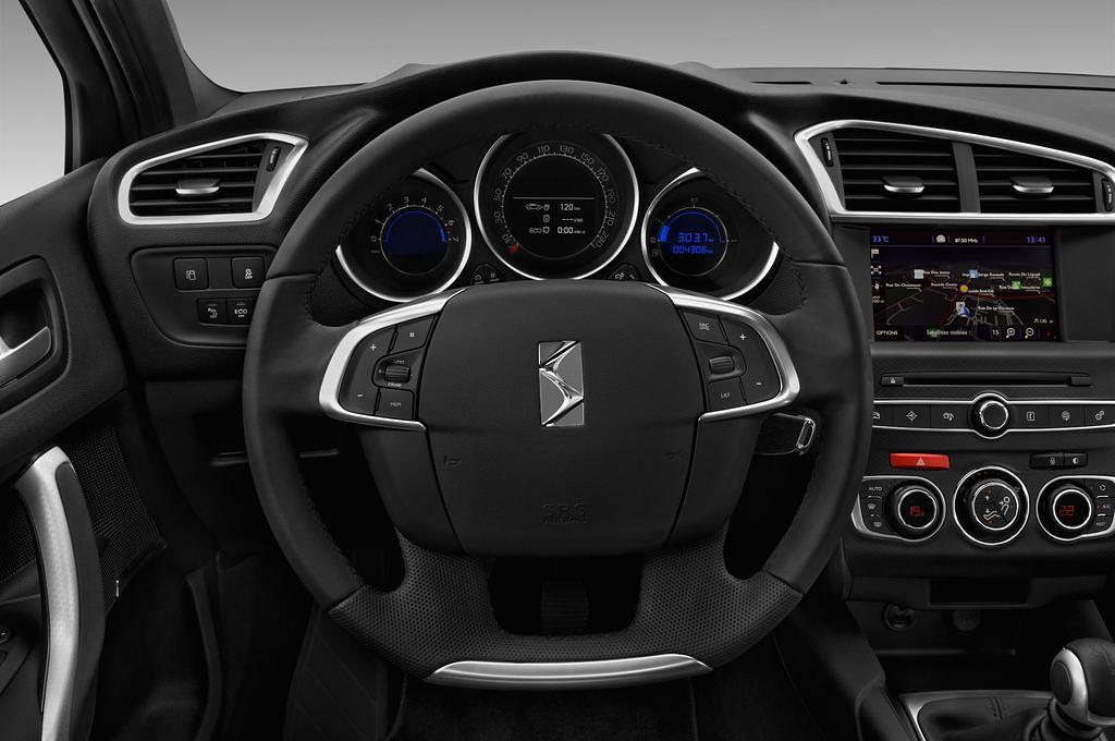 DS DS4 (Baujahr 2017) Opera Blue 5 Türen Lenkrad