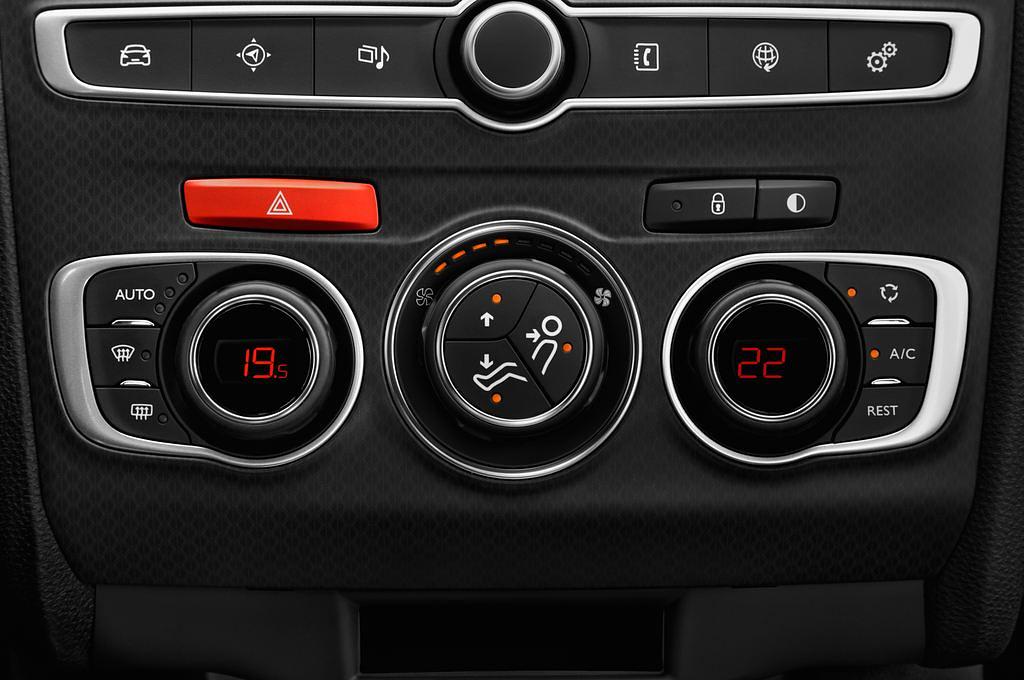 DS DS4 (Baujahr 2017) Opera Blue 5 Türen Temperatur und Klimaanlage