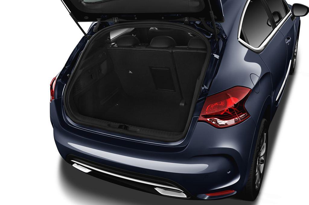 DS DS4 (Baujahr 2017) Opera Blue 5 Türen Kofferraum