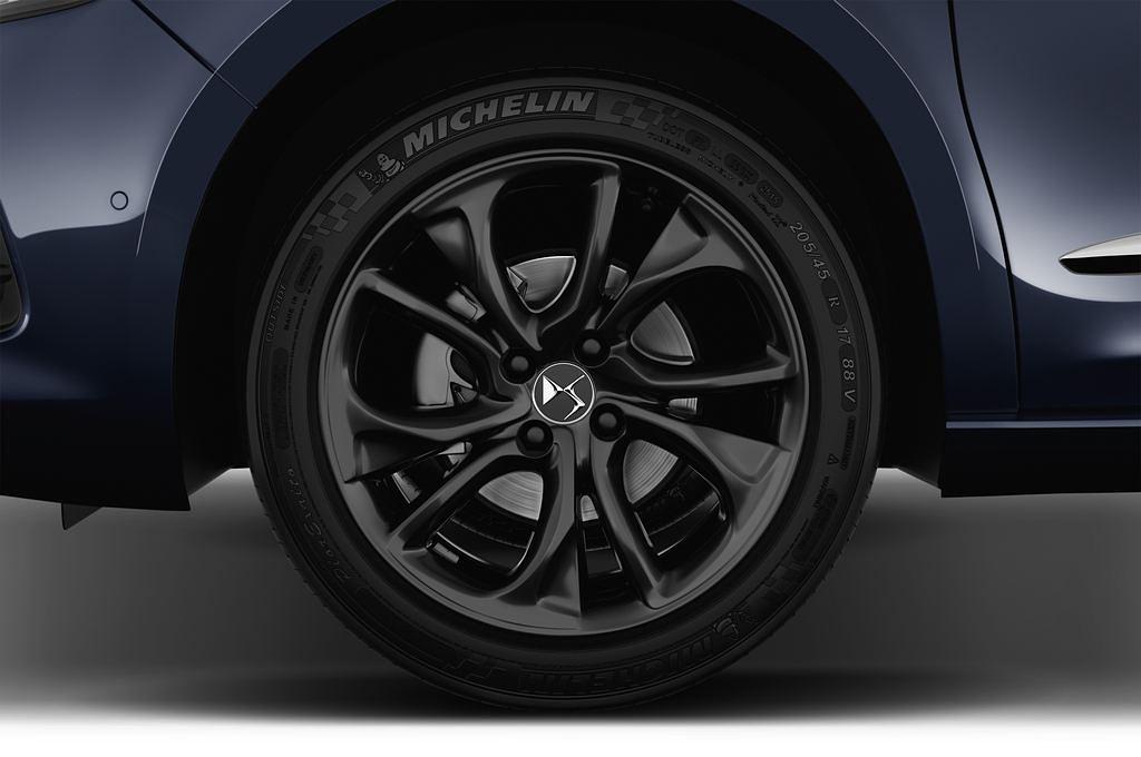 DS DS4 (Baujahr 2017) Opera Blue 5 Türen Reifen und Felge