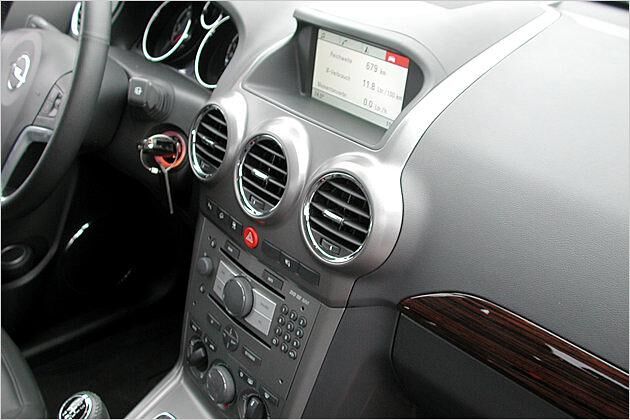 Große, runde Lüftungsdüsen dominieren die Mittelkonsole