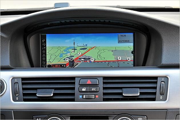 Das 8,8-Zoll-Display in der Mittelkonsole brilliert mit gestochen scharfen Bildern