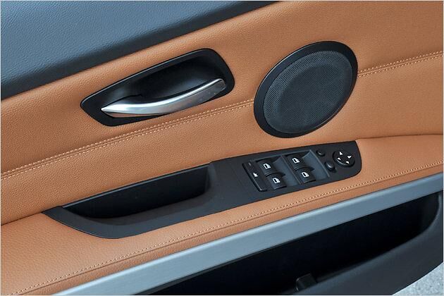 Die Fenster-Bedieneinheit auf der Fahrerseite rückt aus ergonomischen Gründen im neuen 3er zwei Zentimeter nach hinten