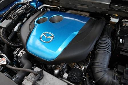 Die Motorabdeckung im Mazda CX-5 ist in der Wagenfarbe lackiert