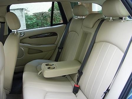 Hinten geht es im Jaguar Estate deutlich enger zu. Doch Bein- und Kopffreiheit gehen in Ordnung.