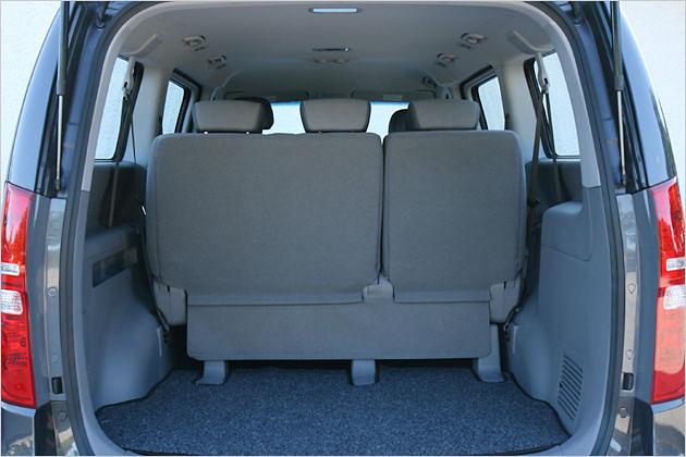 Die Rücklehnen lassen sich nicht umklappen und die Sitzreihen nicht ausbauen