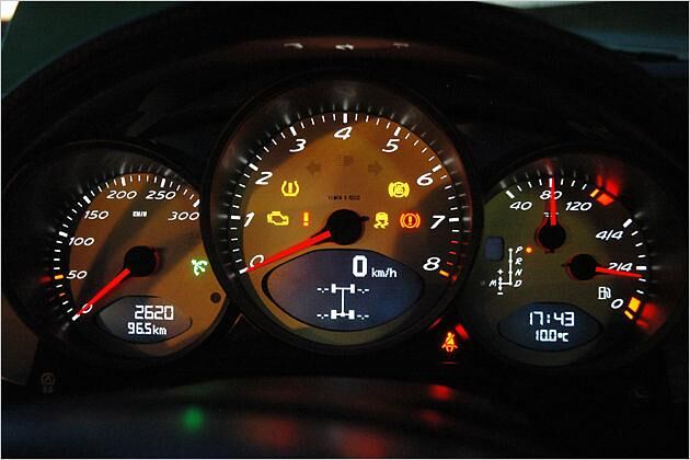 Mittiger Drehzahlmesser und Tacho bis 300 km/h (links) - willkommen im Porsche