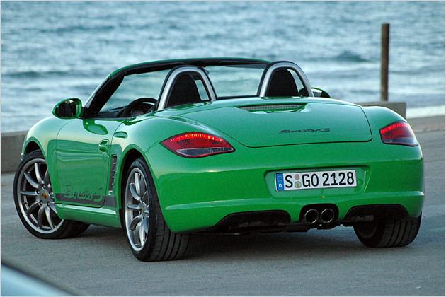 Das überarbeitete mittige Doppelendrohr wird von zwei Diffusor-Blenden flankiert