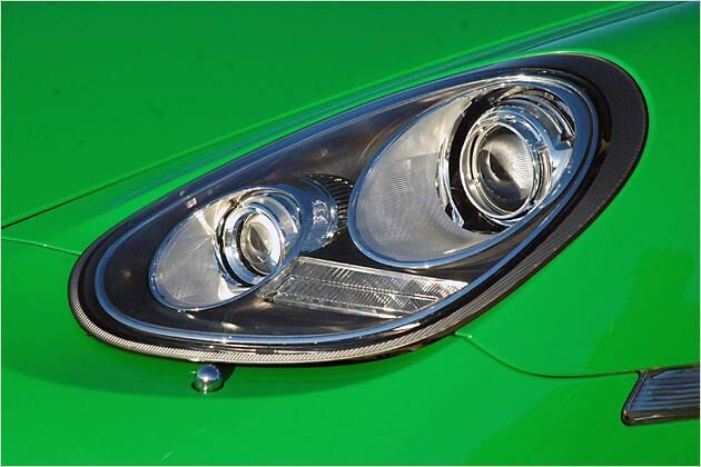 Neu mit LED-Band: Die Frontscheinwerfer der Boxster