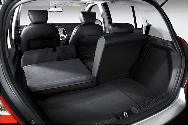 Die Rücksitze lassen sich serienmäßig asymmetrisch geteilt umklappen