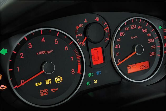 Die Anzeigen der Instrumente leuchten nachts in Rot