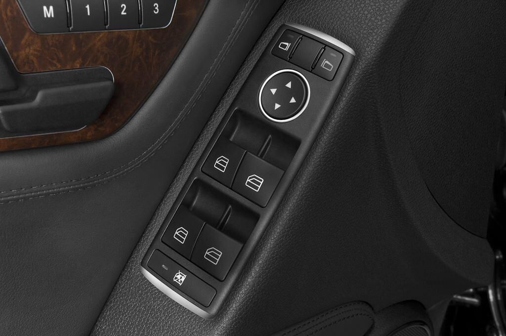 Mercedes C-Class (Baujahr 2010) AMG 4 Türen Bedienungselemente Tür