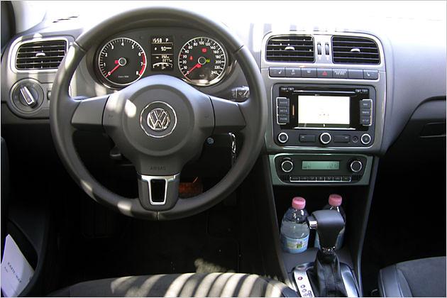 Im Innenraum unseres Testwagens dominieren Schwarz und Silber