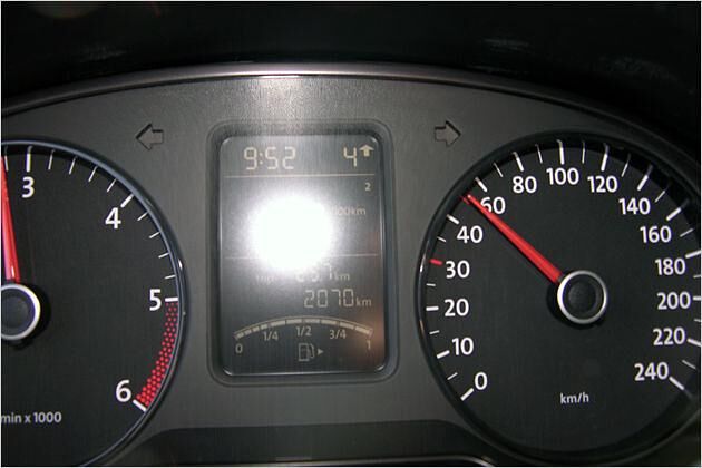 Serie bei den Dieseln ist eine Gangempfehlungsanzeige (rechts oben im Digitaldisplay)