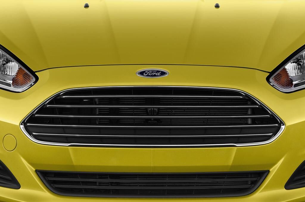 Ford Fiesta (Baujahr 2013) Titanium 5 Türen Kühlergrill und Scheinwerfer