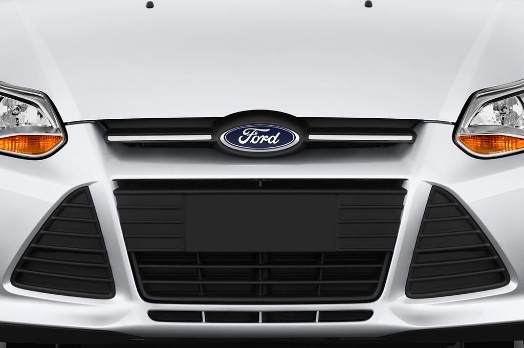 Ford Focus (Baujahr 2011) Trend 4 Türen Kühlergrill und Scheinwerfer