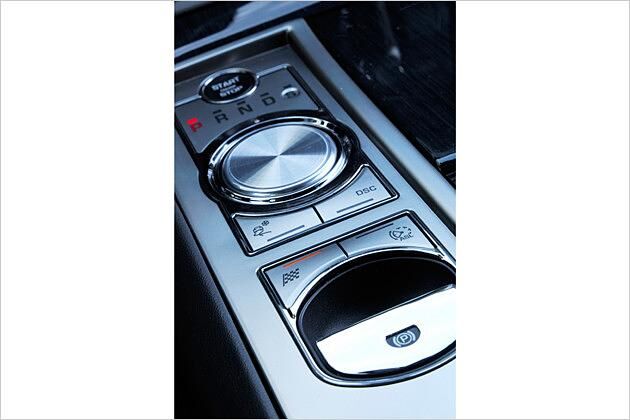 Motorstartknopf, Automatikschalter und elektronische Handbremse sind zwischen den Sitzen angeordnet