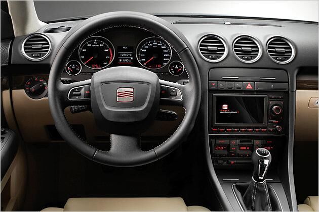 Die Audi-Verwandtschaft ist im Cockpit unübersehbar