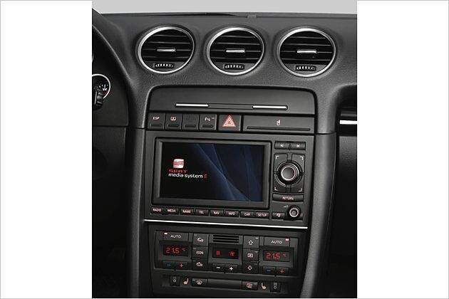 Der Bildschirm des Navigationssystems ist aus Sicht des Fahrers zu weit unten platziert