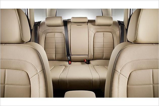 Auf der Rücksitzbank können bis zu drei Personen Platz nehmen