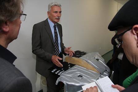 Mercedes-Benz Experimental Sicherheits Fahrzeug ESF 2009: Karl-Heinz Kaufmann erklärt den Braking Bag