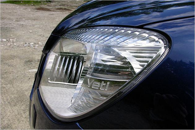 In die Scheinwerfer ist ein Yeti-Schriftzug integriert