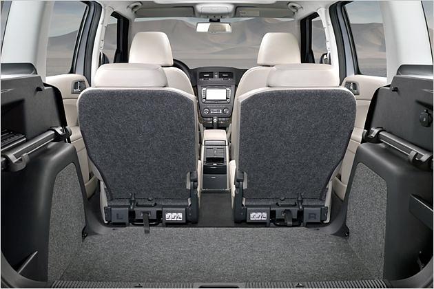 Der Mittelsitz lässt sich herausnehmen, die beiden äußeren Sessel können dann Richtung Mitte verschoben werden