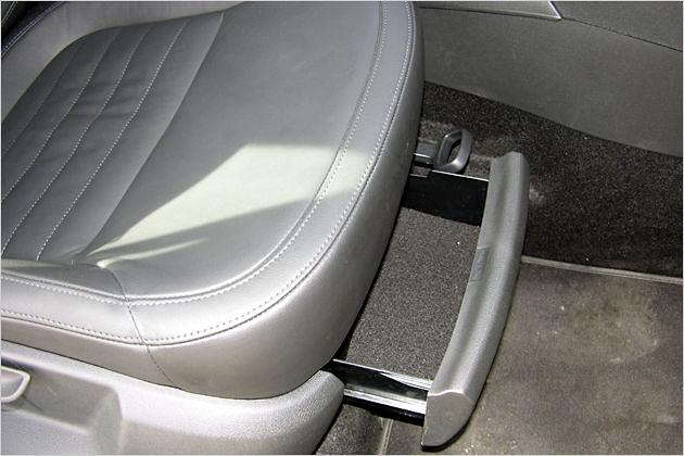 Auch ein Ablagefach unter dem Beifahrersitz ist erhältlich
