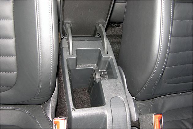 Und unter der Mittelarmlehne verbirgt sich ein weiteres Staufach