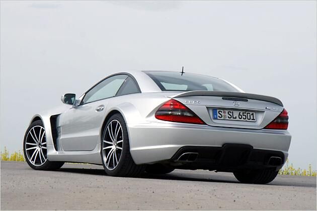 Die monströsen Kiemen an den vorderen Radkästen sind Teil der Black-Series-Modifikationen