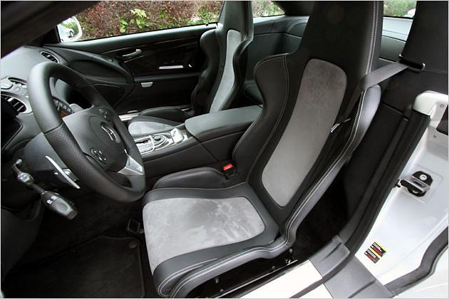 Die Schalensitze packen kräftig zu, dürften um die Hüften aber gerne noch etwas enger sein