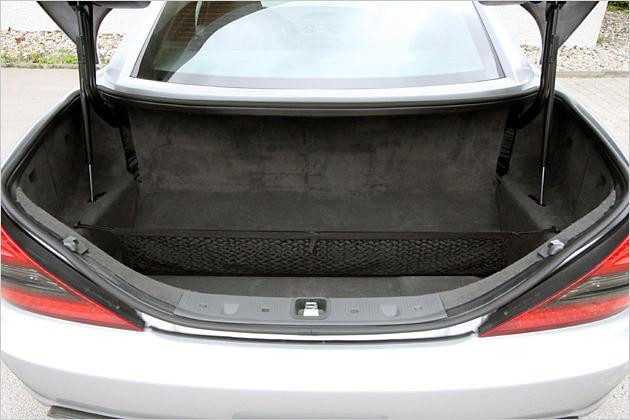 Sonderlich viel Platz ist im Kofferraum nicht, für das Wochenendgepäck reicht es aber allemal