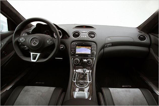 Viel Karbon und edles Leder schmücken den Innenraum