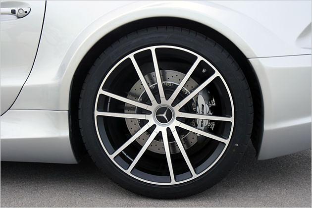 Verbund-Scheibenbremsen sorgen für eine adäquate Verzögerung des SL 65 AMG Black Series