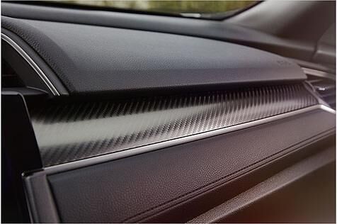 Die Haptik im Innenraum ist in Ordnung, mehr nicht. Daran ändern auch Carbonlook-Einlagen wenig