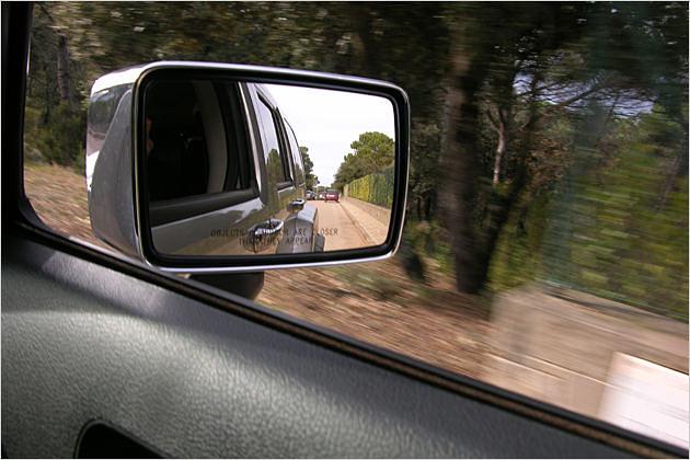 Die großen Außenspiegel wirken beinahe wie ein Röhrenbildschirm