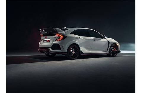 Der Fahrer sitzt fünf Zentimeter tiefer