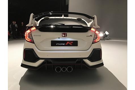 Das mittlere Auspuffrohr erfüllt besondere Funktionen