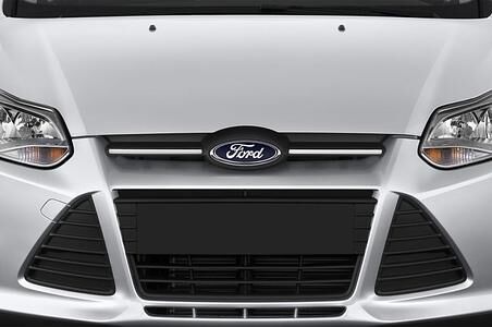 Ford Focus (Baujahr 2012) Trend 5 Türen Kühlergrill und Scheinwerfer
