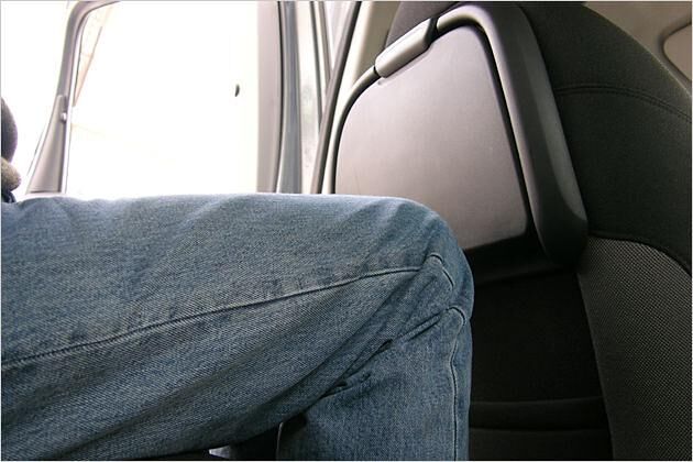 Die Tabletts an den Vordersitz-Rücklehnen verkleinern die Beinfreiheit etwas