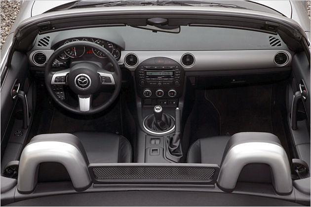 Strenge Übersicht: Die Kabine des MX-5 verzichtet auf Schnörkel