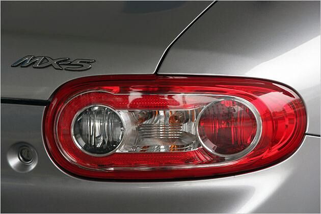 Die neue MX-5-Rückleuchten-Einheit mit C-förmigem Reflektor