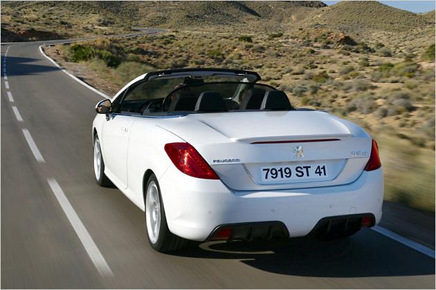 Die breiten schwarzen Diffusor-Einsätze unten am Heck lassen das Ende des Wagens flacher wirken