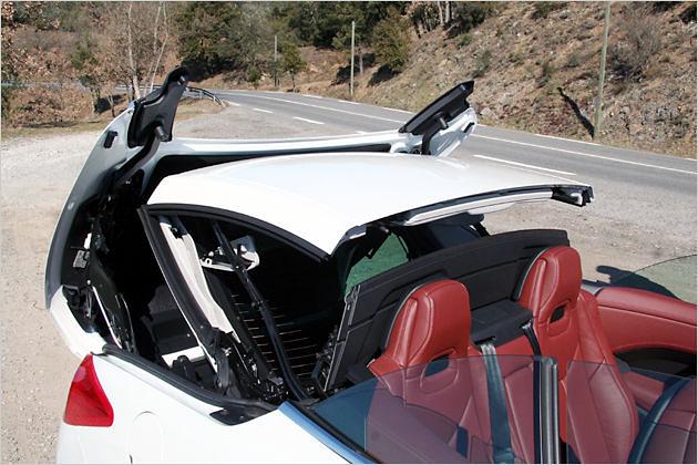 Das Schließen des Dachs geht bis zu Geschwindigkeiten von 12 km/h - also eigentlich nur im Stand