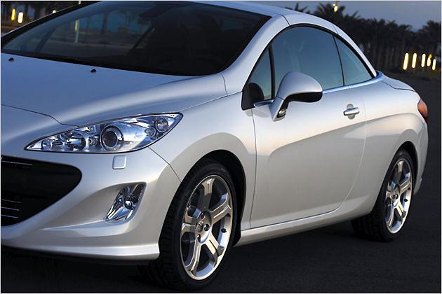 Die geschwungenen Lichtkanten lassen die Seitenansicht ein wenig verspielt wirken