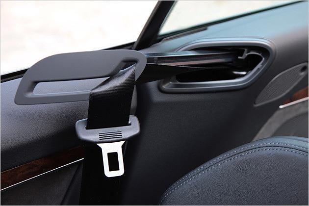 Bequem: Ein Gurt-Bringer erleichtert das Anschnallen